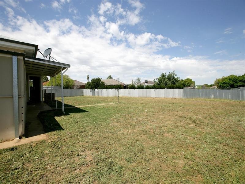 7 Binnak Place, Mount Austin NSW 2650