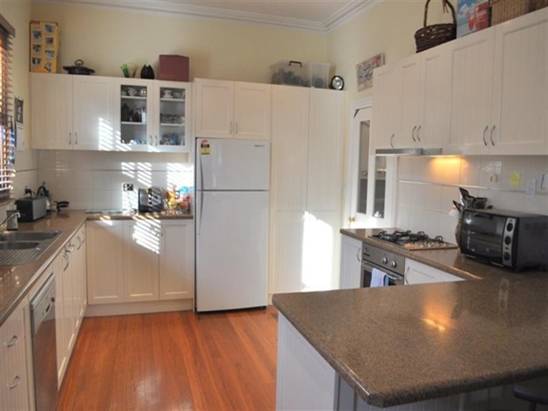 42 Collins Street, Turvey Park NSW 2650