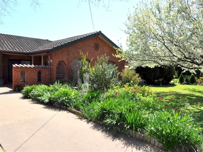 40 Balmoral Crescent, Lake Albert NSW 2650