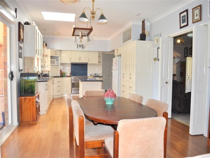 40 Balmoral Crescent, Lake Albert NSW 2650