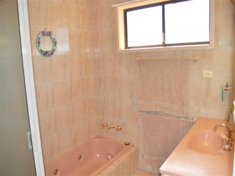 40 Balmoral Crescent, Lake Albert NSW 2650