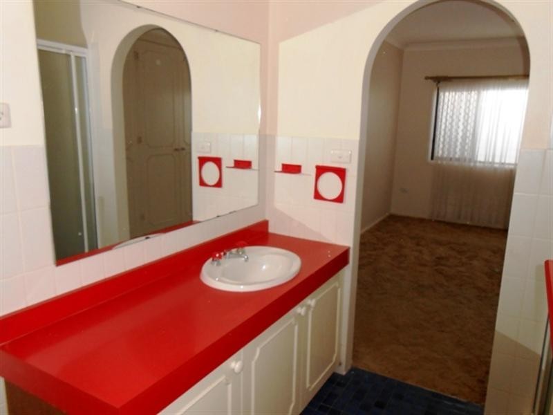 8 Avon Avenue, Lake Albert NSW 2650