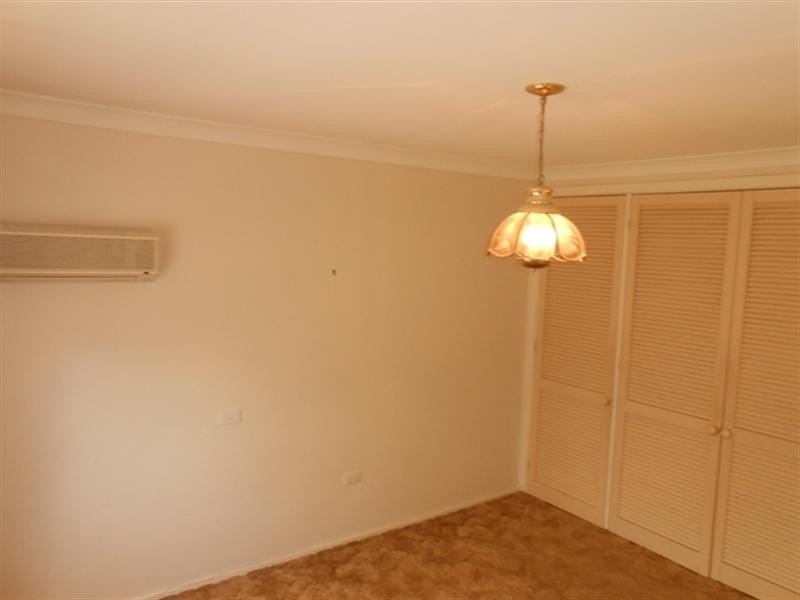 8 Avon Avenue, Lake Albert NSW 2650