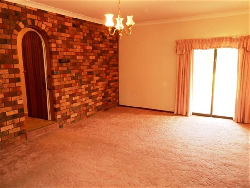 8 Avon Avenue, Lake Albert NSW 2650