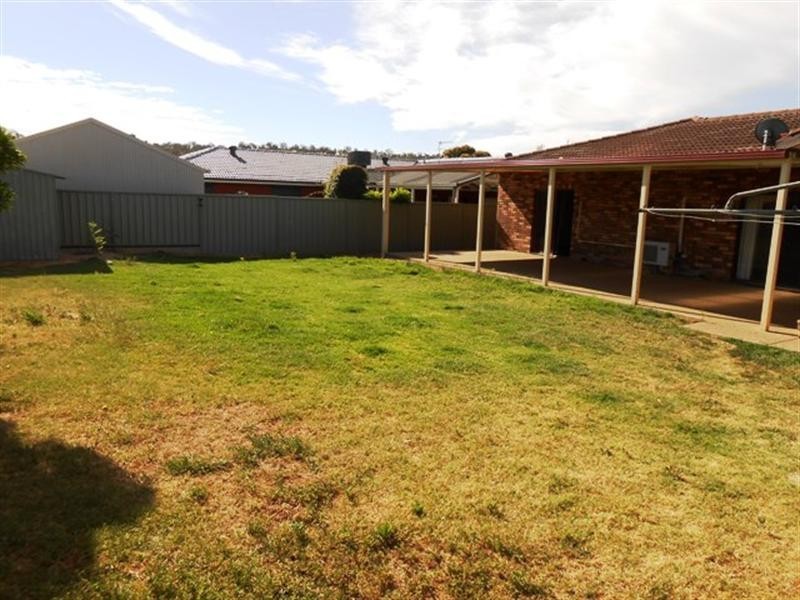 8 Avon Avenue, Lake Albert NSW 2650