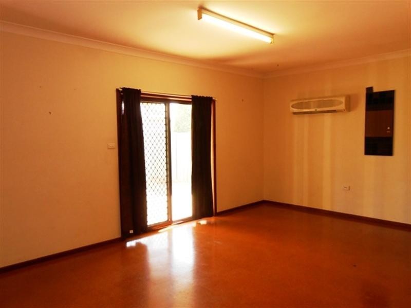 8 Avon Avenue, Lake Albert NSW 2650