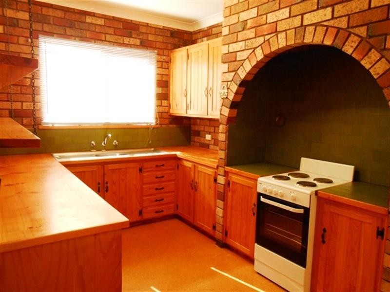 8 Avon Avenue, Lake Albert NSW 2650