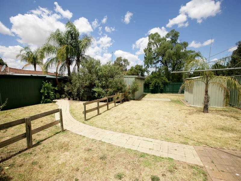 24 Pugsley Avenue, Estella NSW 2650