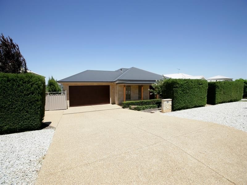 18 Brindabella Drive, Tatton NSW 2650