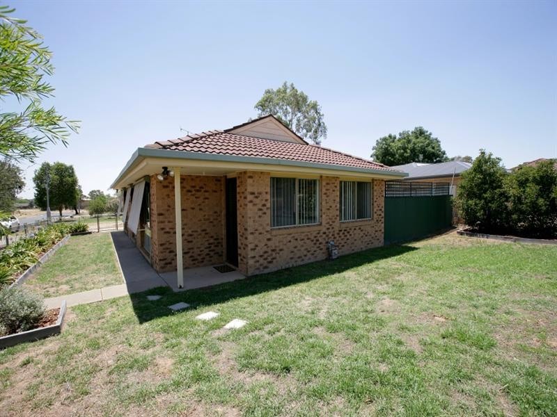 14 Lockett Place, Tolland NSW 2650