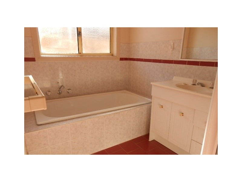 1/2 Kenneally Street, Kooringal NSW 2650