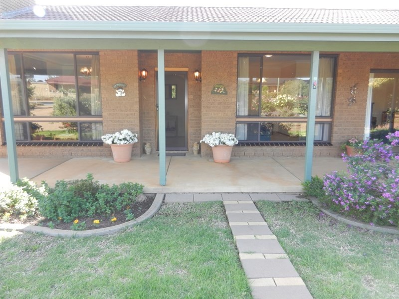 4 Stinson Street, Coolamon NSW 2701