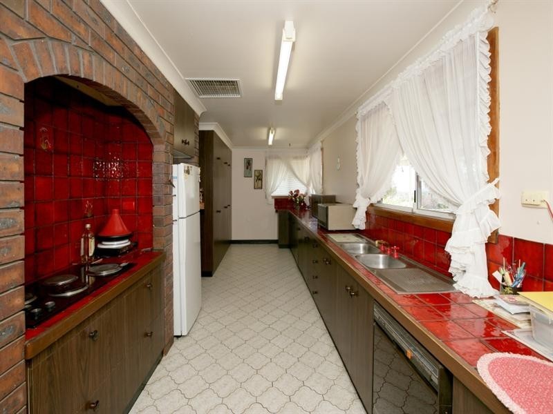 4 Allambie Way, Mount Austin NSW 2650