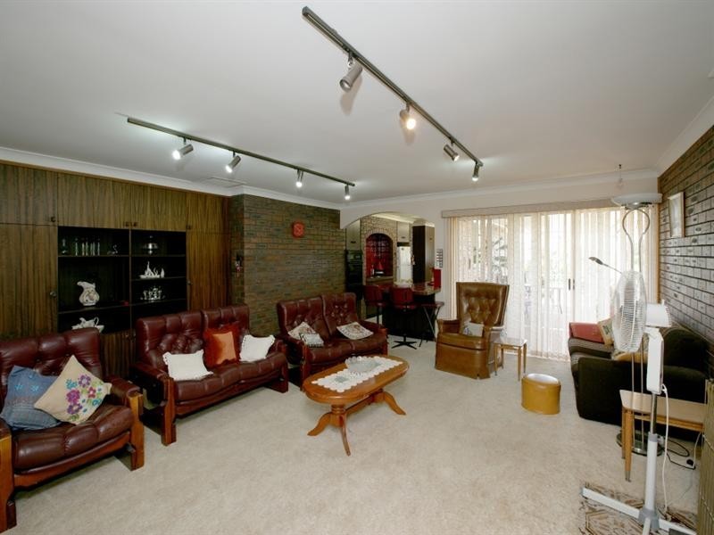 4 Allambie Way, Mount Austin NSW 2650