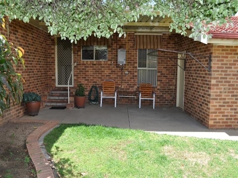 2/2 Overdale Drive, Bourkelands NSW 2650