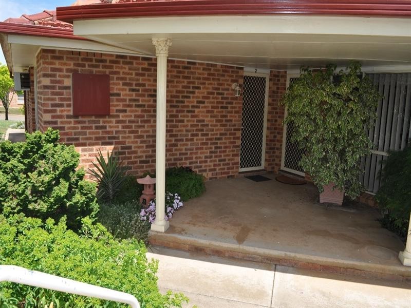 2/2 Overdale Drive, Bourkelands NSW 2650