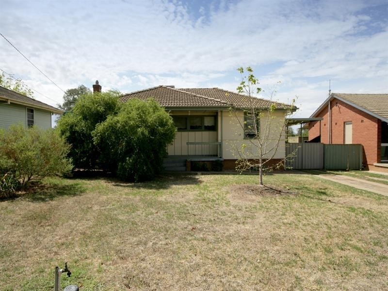 17 Barinya Street, Kooringal NSW 2650