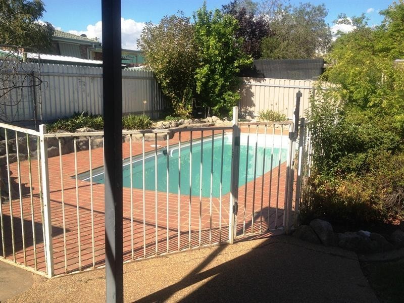 15 Fairbairn Crescent, Kooringal NSW 2650