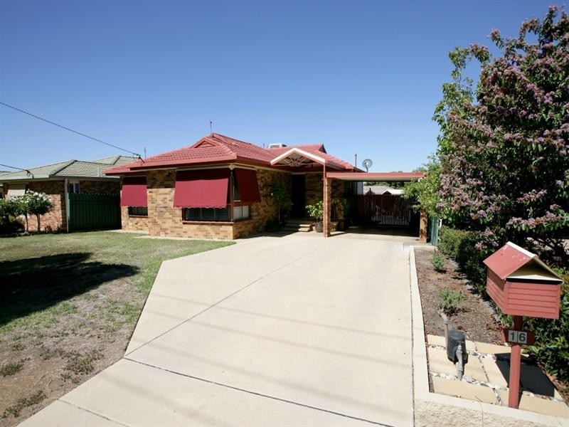 16 Carmody Street, Kooringal NSW 2650