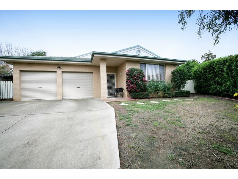 4 Headley Place, Kooringal NSW 2650