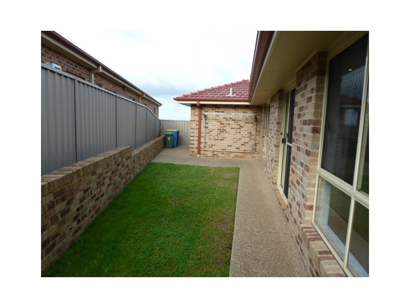 2/81 Atherton Crescent, Tatton NSW 2650