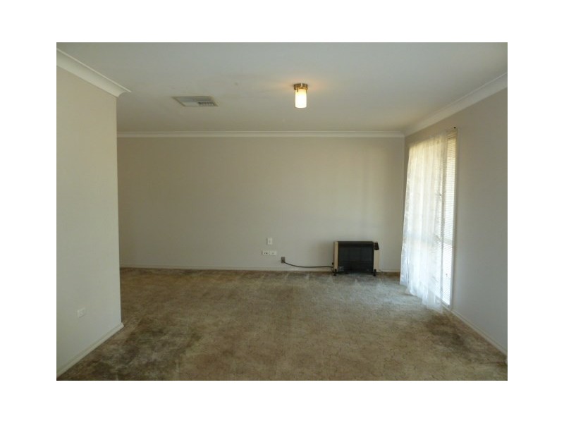 14 Tura Place, Glenfield Park NSW 2650