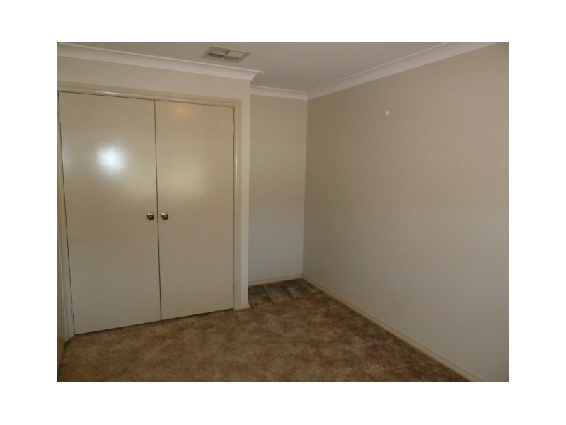 14 Tura Place, Glenfield Park NSW 2650