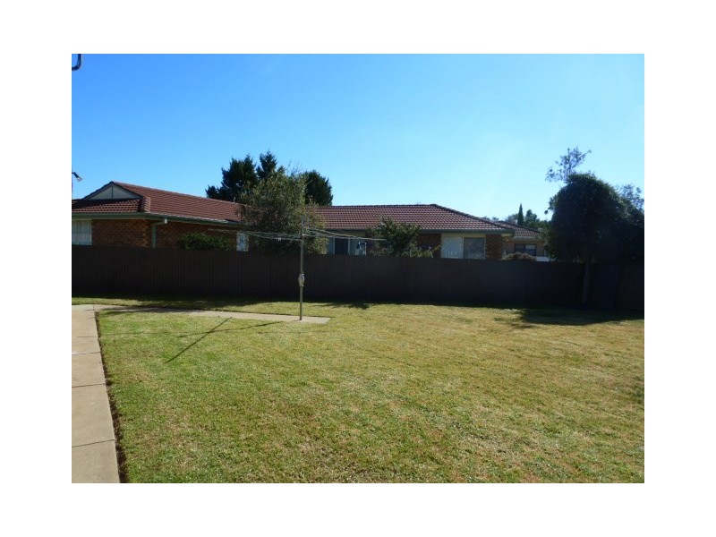 14 Tura Place, Glenfield Park NSW 2650