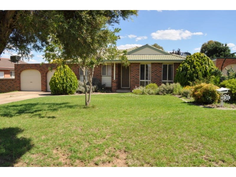 15 Canola Place, Estella NSW 2650