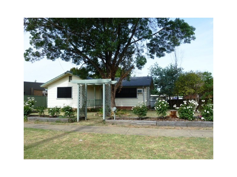 14 Chifley Crescent, Kooringal NSW 2650