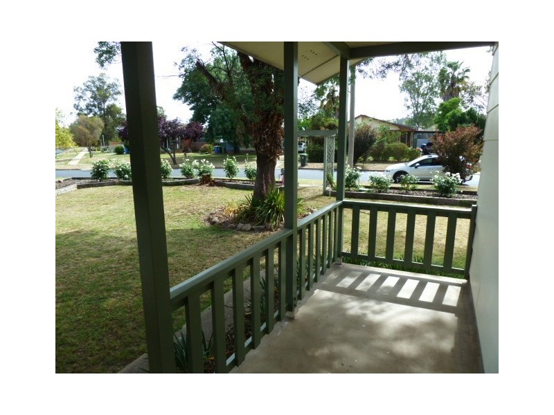 14 Chifley Crescent, Kooringal NSW 2650