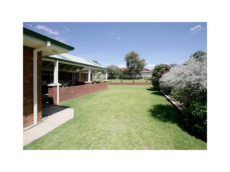 4 Shiralee Place, Estella NSW 2650