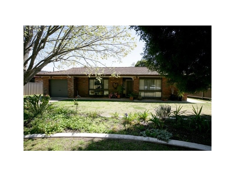 17 Telopea Crescent, Lake Albert NSW 2650