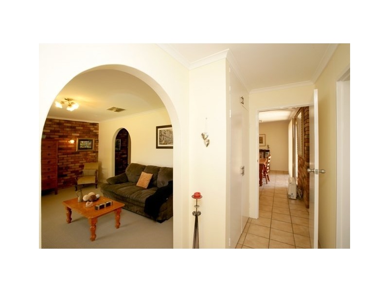 17 Telopea Crescent, Lake Albert NSW 2650