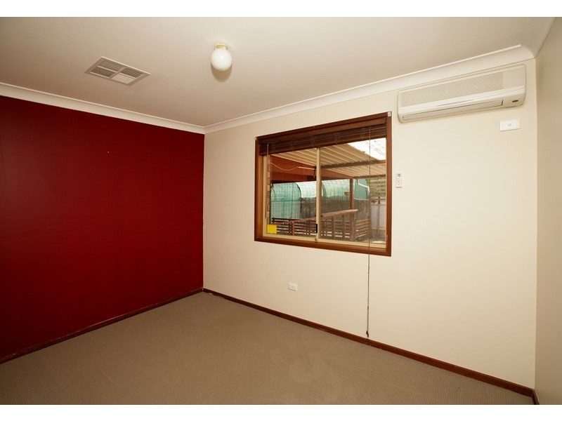 27 Karoom Drive, Glenfield Park NSW 2650