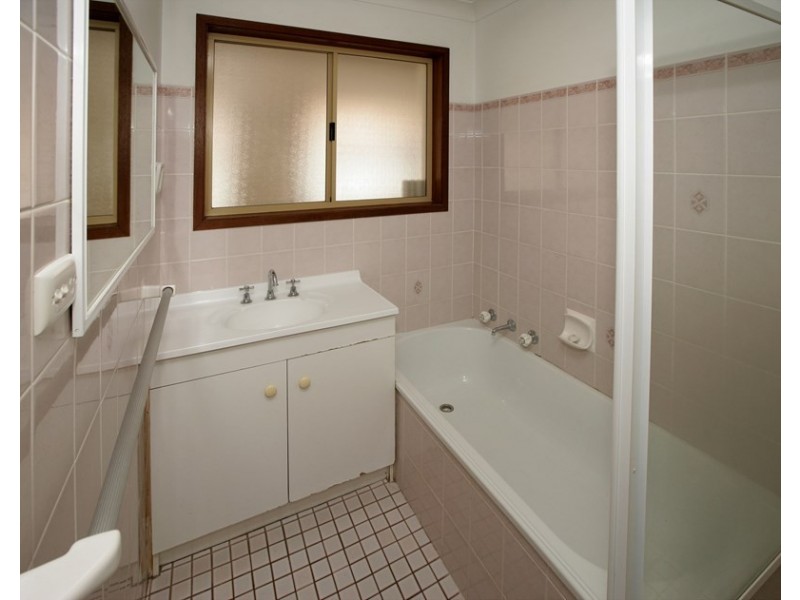 27 Karoom Drive, Glenfield Park NSW 2650