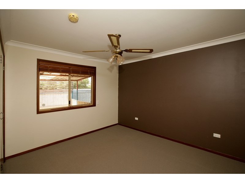 27 Karoom Drive, Glenfield Park NSW 2650