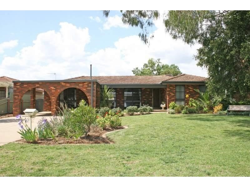14 Eastlake Drive, Lake Albert NSW 2650