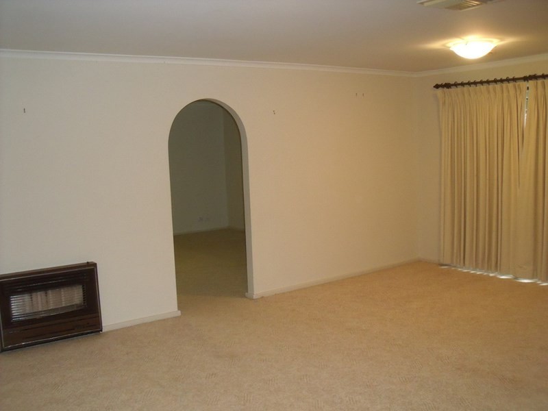 14 Eastlake Drive, Lake Albert NSW 2650