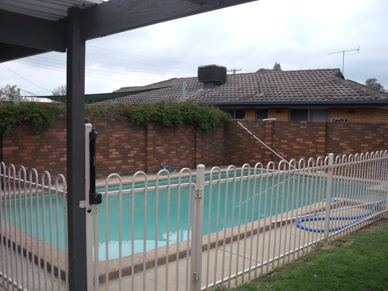 14 Eastlake Drive, Lake Albert NSW 2650