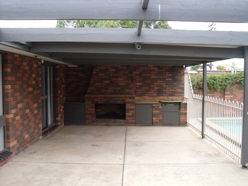 14 Eastlake Drive, Lake Albert NSW 2650