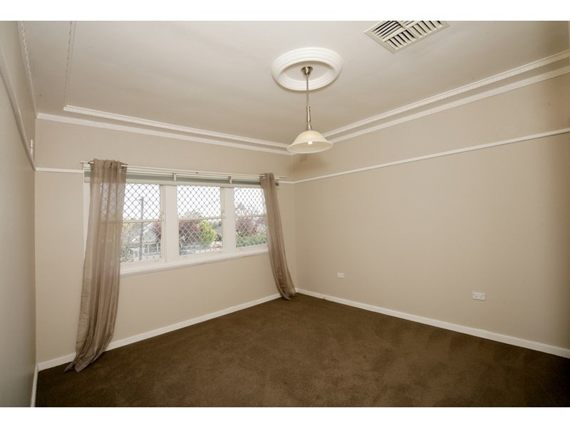 27 Croaker Street, Turvey Park NSW 2650