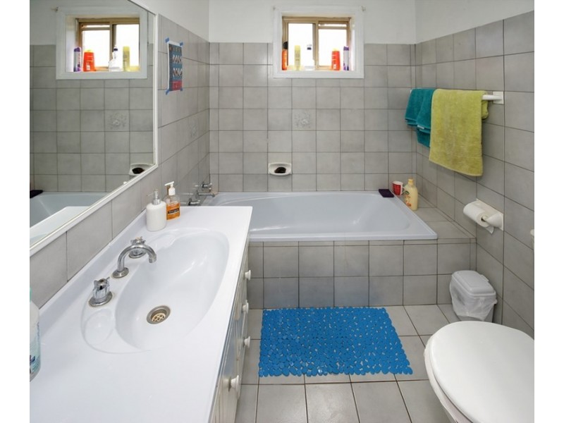 1/2 Borneo Place, Ashmont NSW 2650