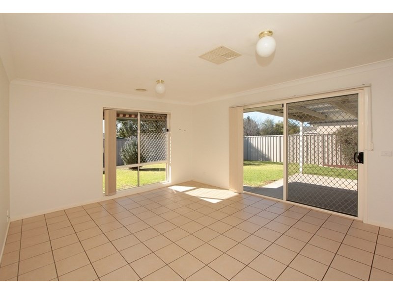 72 Paldi Crescent, Wagga Wagga NSW 2650