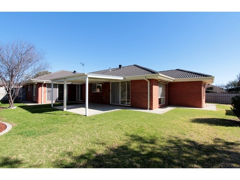 72 Paldi Crescent, Wagga Wagga NSW 2650