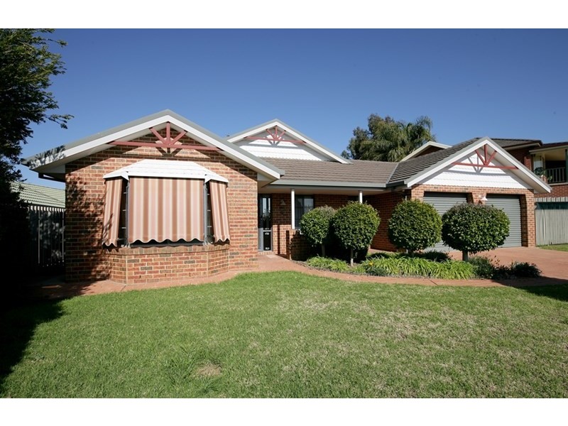 6 Roberts Way, Kooringal NSW 2650