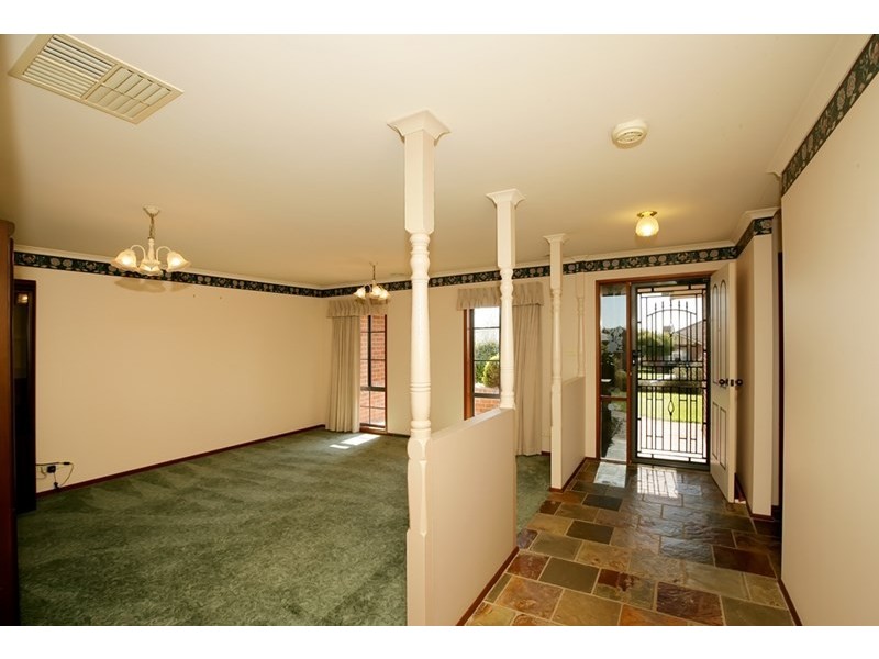 6 Roberts Way, Kooringal NSW 2650