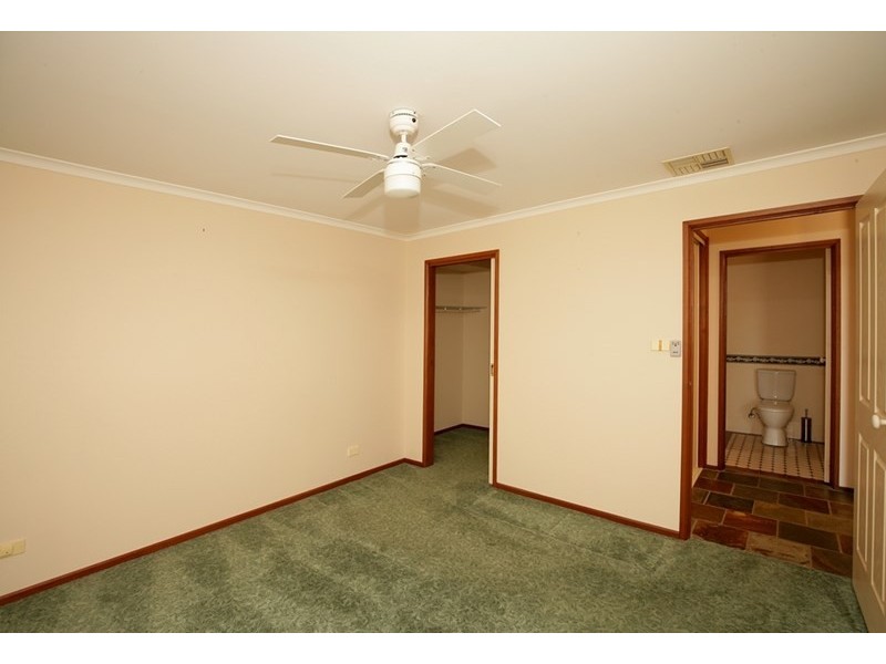 6 Roberts Way, Kooringal NSW 2650