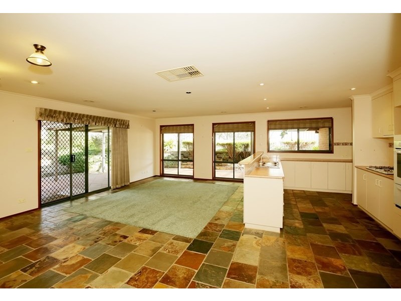 6 Roberts Way, Kooringal NSW 2650