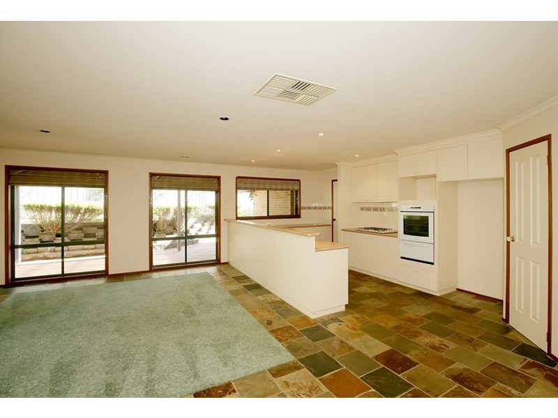 6 Roberts Way, Kooringal NSW 2650